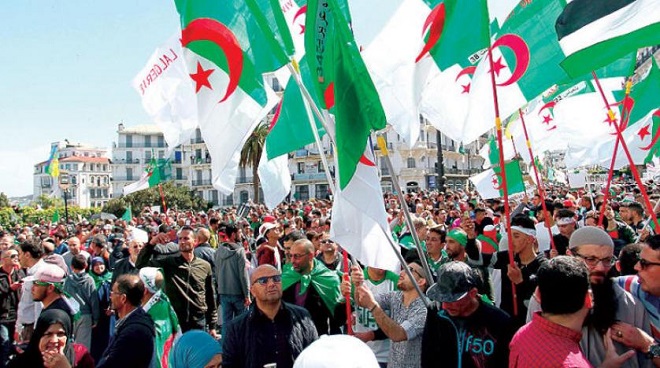 جانب من الاحتجاجات التي شهدتها شوارع العاصمة الجزائرية أمس (أ.ف.ب)